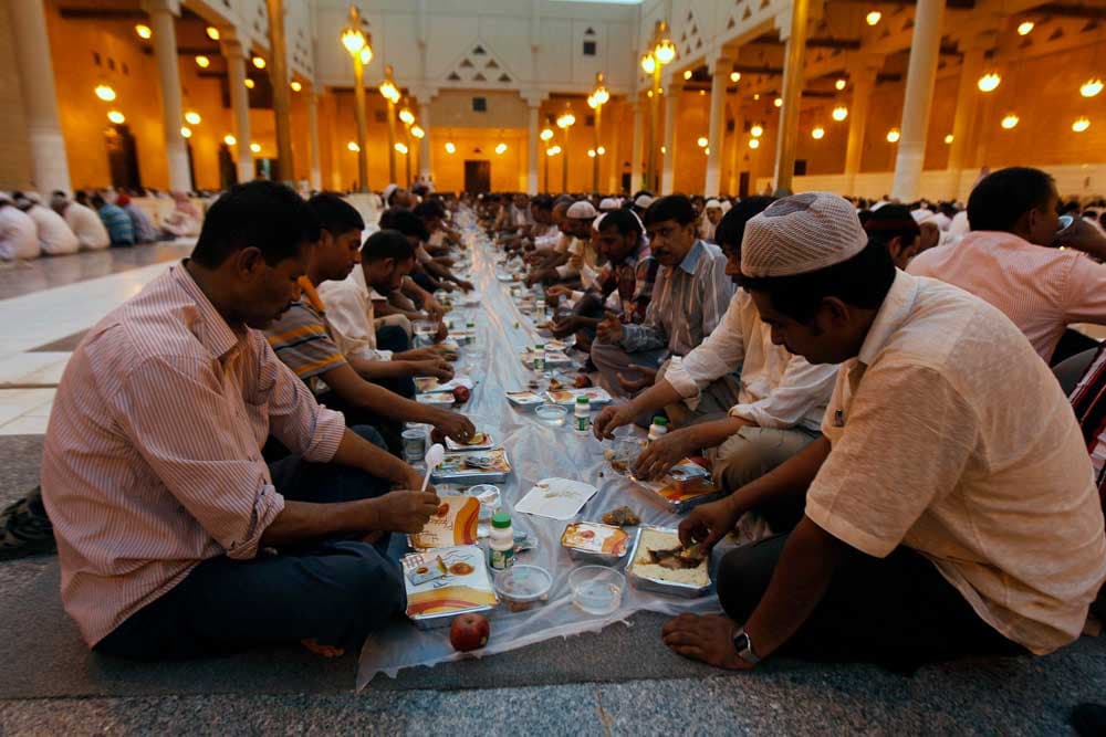 عمال يفطرون في مسجد الإمام تركي بن عبد الله في الرياض في أول أيام رمضان