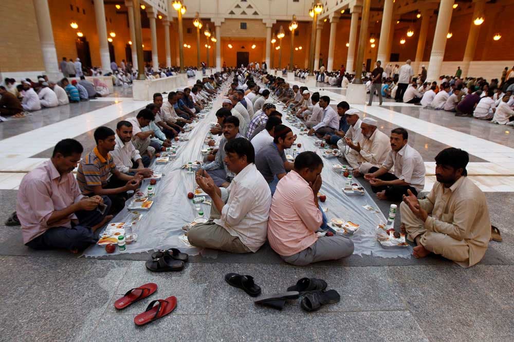 عمال يفطرون في مسجد الإمام تركي بن عبد الله في الرياض في أول أيام رمضان