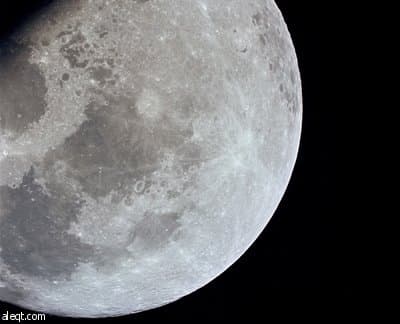أتراك يشترون أراض على سطح القمر
