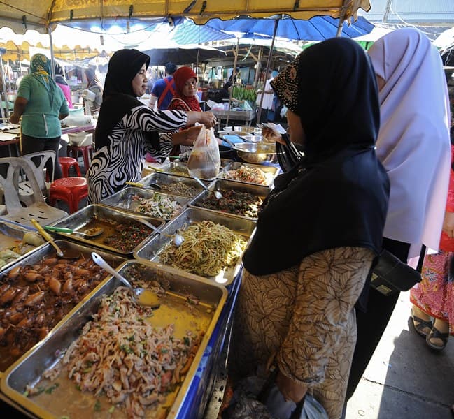 المسلمين التايلانديين يشترون المواد الغذائية من السوق لتناولها مع الفطور في شهر رمضان