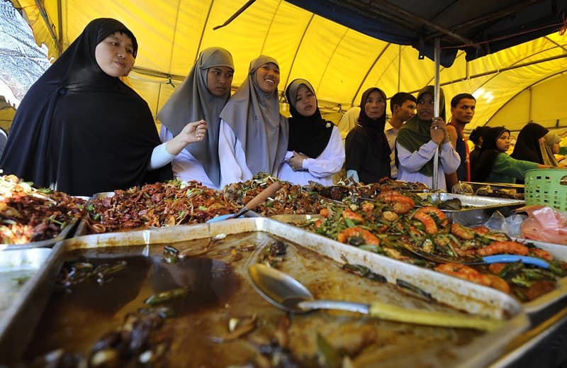 المسلمين التايلانديين يشترون المواد الغذائية من السوق لتناولها مع الفطور في شهر رمضان