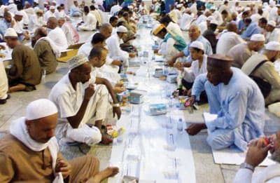 طوق بشري لمنع دخول الوجبات المطبوخة  إلى ساحات الحرم المكي