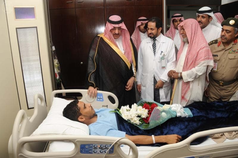 مساعد وزير الداخلية يزور رجل الأمن المصاب  ويطمئن على صحته