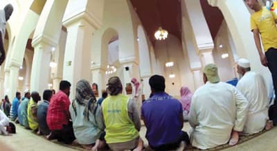 فراس بقنة يعيش دور متسول في برنامج «يومك معي» - فيديو