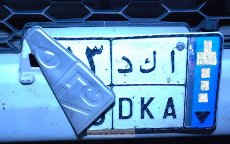 مرور أبوظبي يحجز 100 سيارة خليجية لطمسها لوحات الأرقام