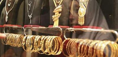 ذهب «أبو منشار» يغري كبيرات السن.. والصغيرات يفضلن الموضة