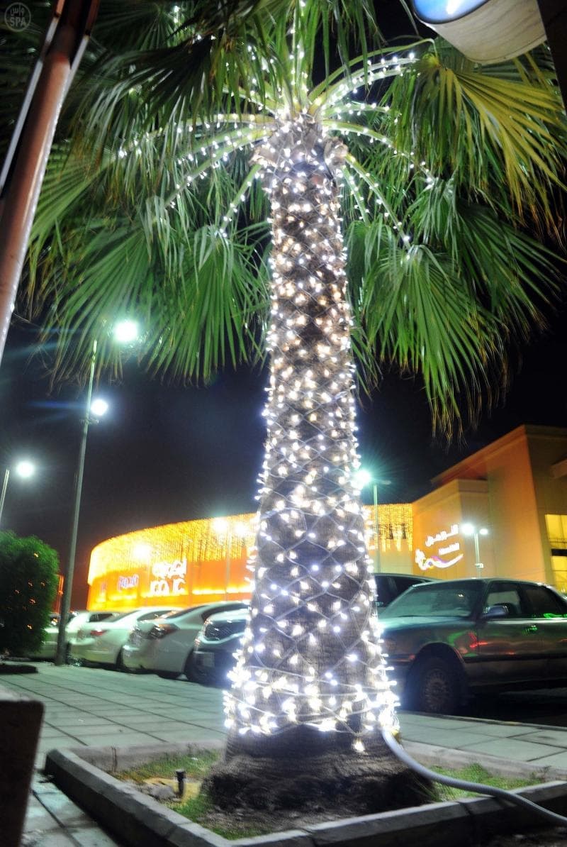 حركة تجارية مكثفة ومظاهر العيد تكسو شوارع المدينة المنورة