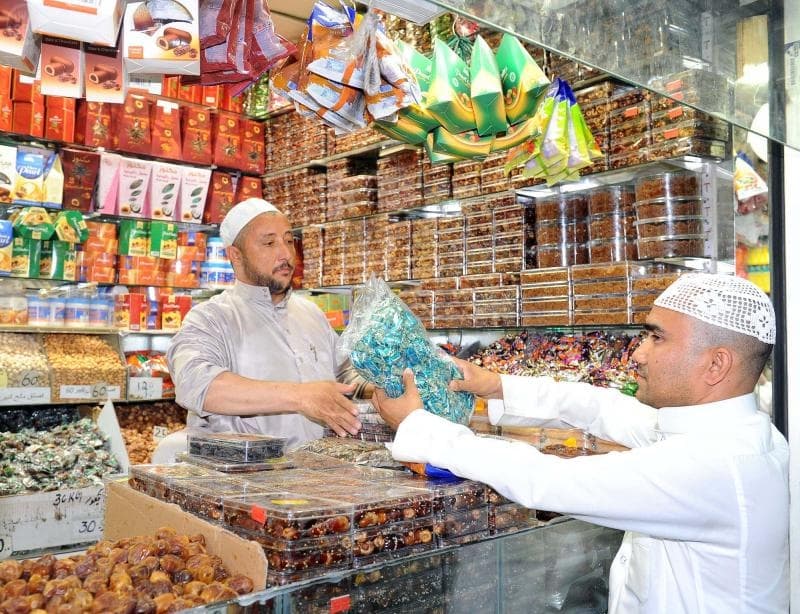 حركة تجارية مكثفة ومظاهر العيد تكسو شوارع المدينة المنورة
