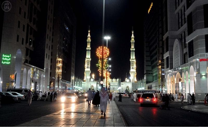 حركة تجارية مكثفة ومظاهر العيد تكسو شوارع المدينة المنورة