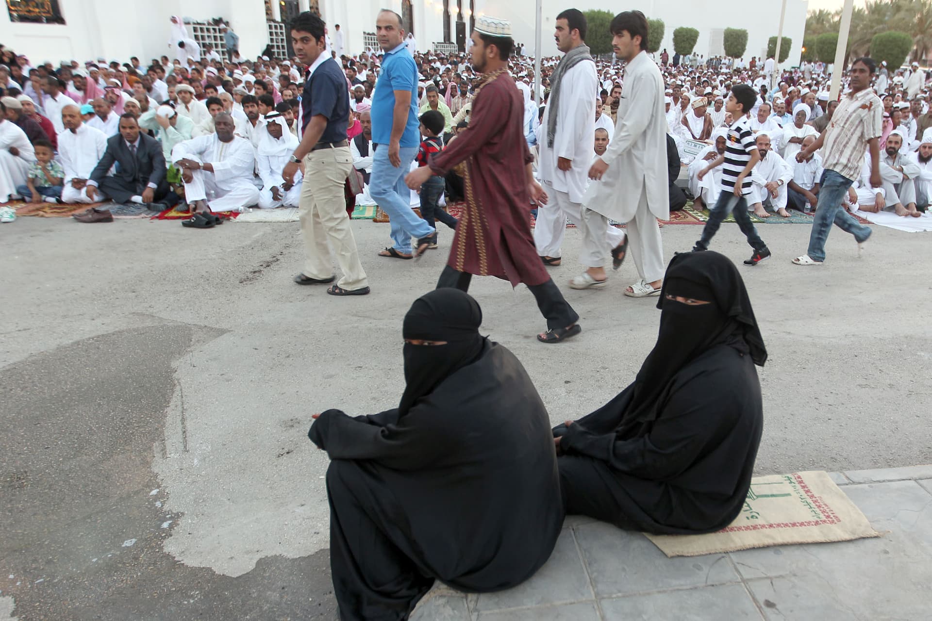 جموع من المواطنين والمقيمين يؤدون صلاة عيد الفطر المبارك في مسجد الملك خالد في الرياض