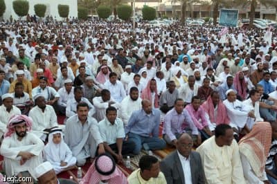 جموع من المواطنين والمقيمين يؤدون صلاة عيد الفطر المبارك في مسجد الملك خالد في الرياض