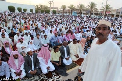 جموع من المواطنين والمقيمين يؤدون صلاة عيد الفطر المبارك في مسجد الملك خالد في الرياض