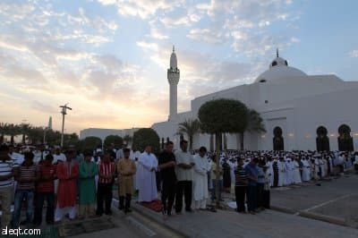 جموع من المواطنين والمقيمين يؤدون صلاة عيد الفطر المبارك في مسجد الملك خالد في الرياض