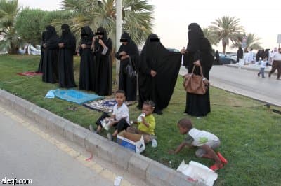 جموع من المواطنين والمقيمين يؤدون صلاة عيد الفطر المبارك في مسجد الملك خالد في الرياض