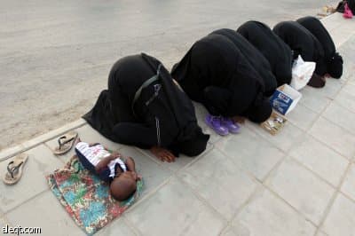 جموع من المواطنين والمقيمين يؤدون صلاة عيد الفطر المبارك في مسجد الملك خالد في الرياض