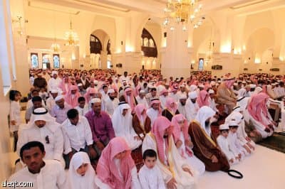 جموع من المواطنين والمقيمين يؤدون صلاة عيد الفطر المبارك في مسجد الملك خالد في الرياض