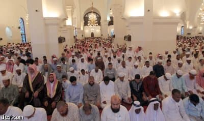 جموع من المواطنين والمقيمين يؤدون صلاة عيد الفطر المبارك في مسجد الملك خالد في الرياض