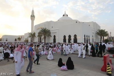 جموع من المواطنين والمقيمين يؤدون صلاة عيد الفطر المبارك في مسجد الملك خالد في الرياض
