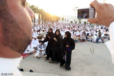 جموع من المواطنين والمقيمين يؤدون صلاة عيد الفطر المبارك في مسجد الملك خالد في الرياض