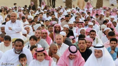 جموع من المواطنين والمقيمين يؤدون صلاة عيد الفطر المبارك في مسجد الملك خالد في الرياض