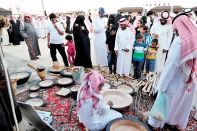 «السياحة» تؤهل 20 ألف حرفي لإنعاش قطاع الصناعات اليدوية