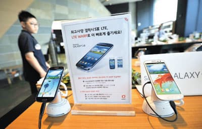 «أبل» تطالب بحظر 8 أنواع من هواتف «سامسونج»