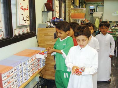 مدارس أهلية وعالمية ترفع رسومها بـ «الآلاف» وتجمِّد رواتب معلميها