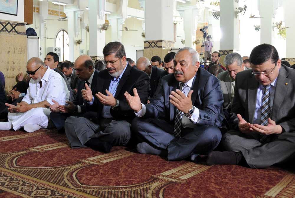 الرئيس المصري محمد مرسي  يؤدي صلاة الجمعة أمس في مسجد أبو بكر  بمصر الجديدة