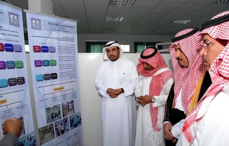 مدير جامعة الملك خالد يدشن 121عيادة لطالبات كلية طب الأسنان