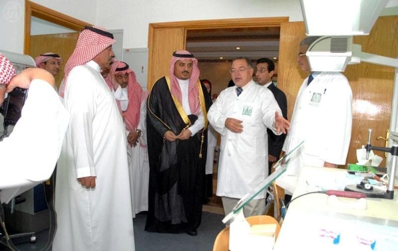 مدير جامعة الملك خالد يدشن 121عيادة لطالبات كلية طب الأسنان