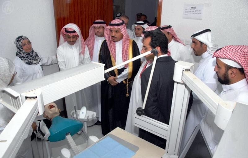 مدير جامعة الملك خالد يدشن 121عيادة لطالبات كلية طب الأسنان