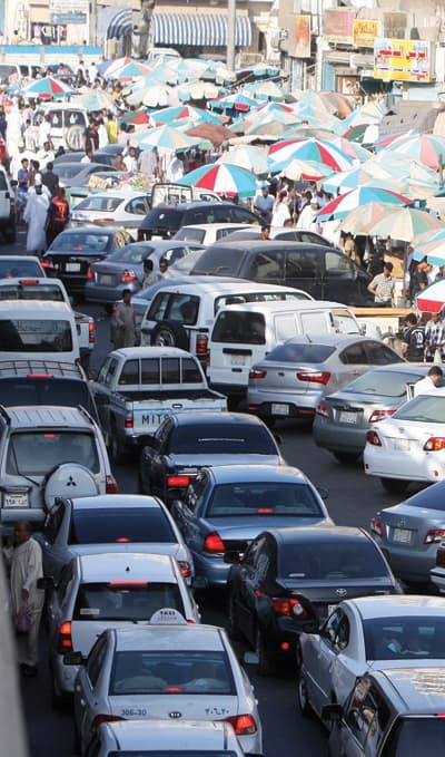 جدة: قائدو مركبات يهربون من «ازدحام الذروة» إلى الحواري