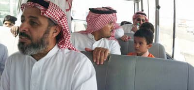 آباء يستعيدون ذكريات «ربع قرن» في رحلة «باص مدرسي»