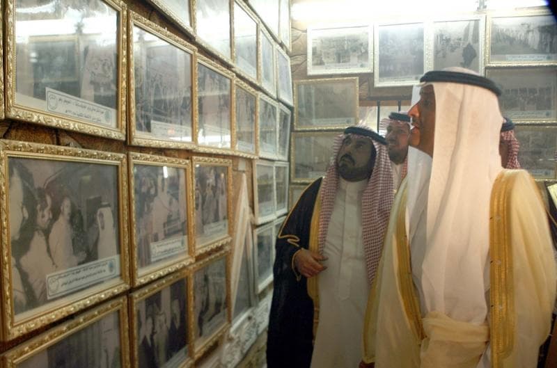 الأمير سلطان بن سلمان يقف على الموقع الأثرية والتراثية في وادي الدواسر