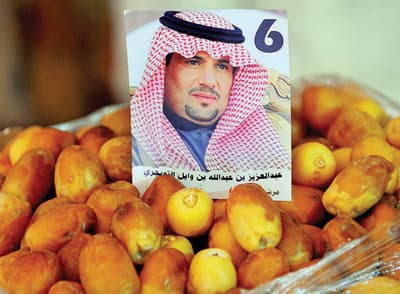 عبدالعزيز التويجري رئيس نادي الرائد سابقا وقد وضعت صورته على إناء تمر خلال انتخابات غرفة القصيم.