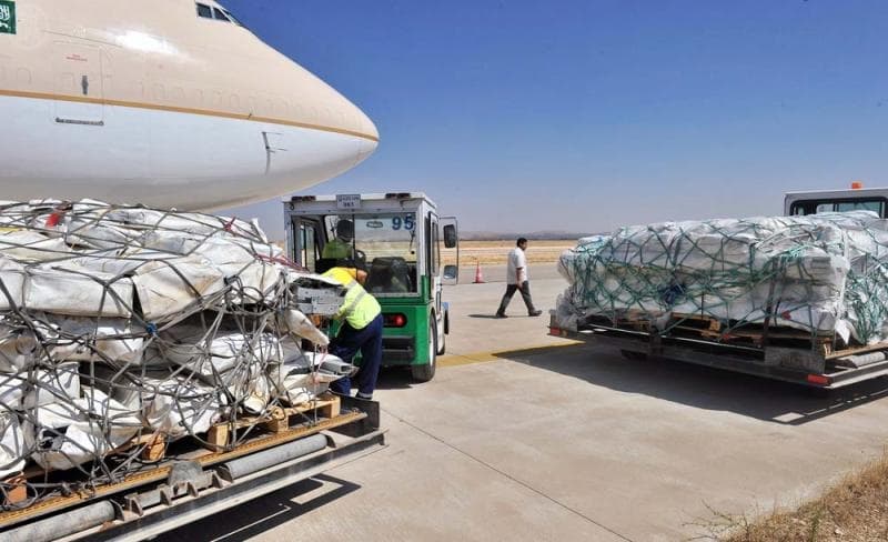 وصول أولى طلائع الجسر الجوي ضمن الحملة الوطنية السعودية لنصرة الأشقاء في سوريا إلى مطار غازي عنتاب جنوب تركيا