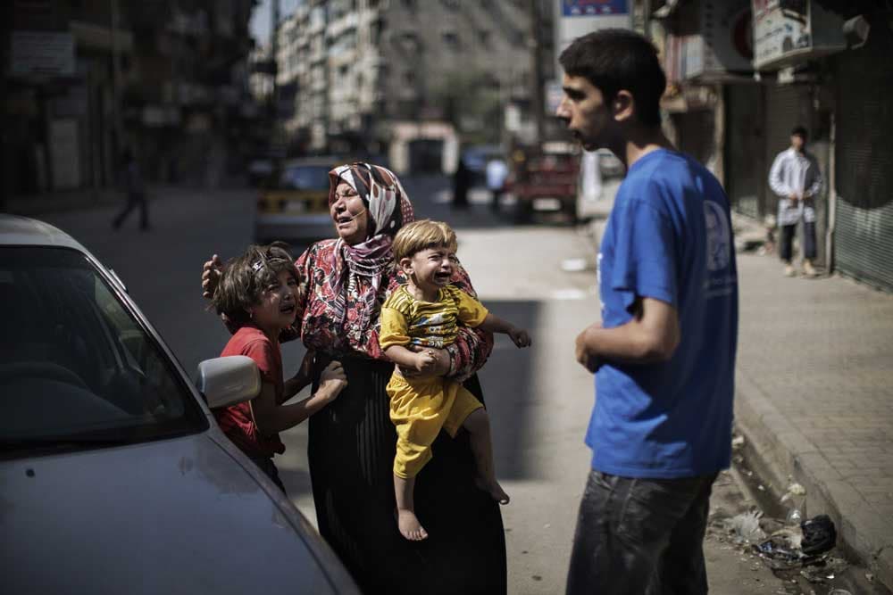 أسرة سورية تبكي خارج المستشفى بعد نجاتها من غارة من قبل قوات النظام السوري في  مدينة حلب