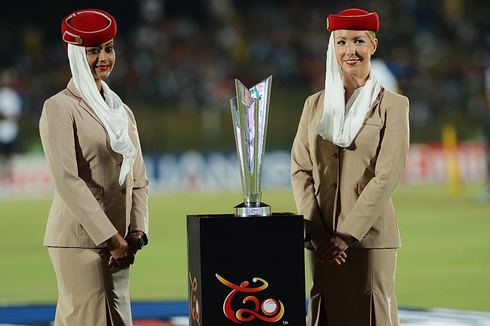مضيفتان من طيران الإمارات تقدمان كأس العالم للكريكيت أمام عدسات المصورين قبل انطلاق أولى مبارياته أمس