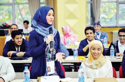 فتاة سعودية تلقي كلمة في جامعة بكين، ضمن فعاليات منتدى حوار الشباب السعودي الصيني