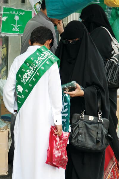 سيدة سعودية مع ابنها في إحدى أسواق العاصمة الرياض