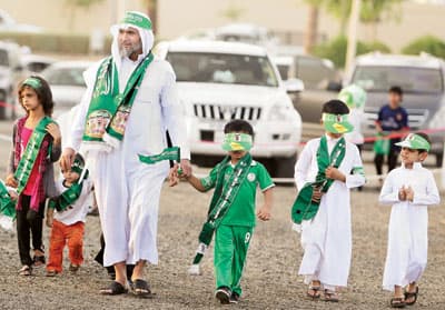 أطفال يستكملون احتفالات اليوم الوطني في مدارسهم