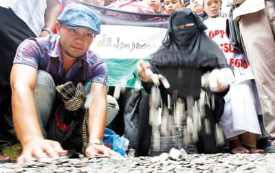 فلبينيون يجمعون تبرعات من عملة "البيسو" الفلبينية