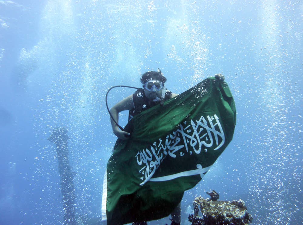 أكثر من 60 غواصا يحتفلون باليوم الوطني في أعماق البحر الأحمر