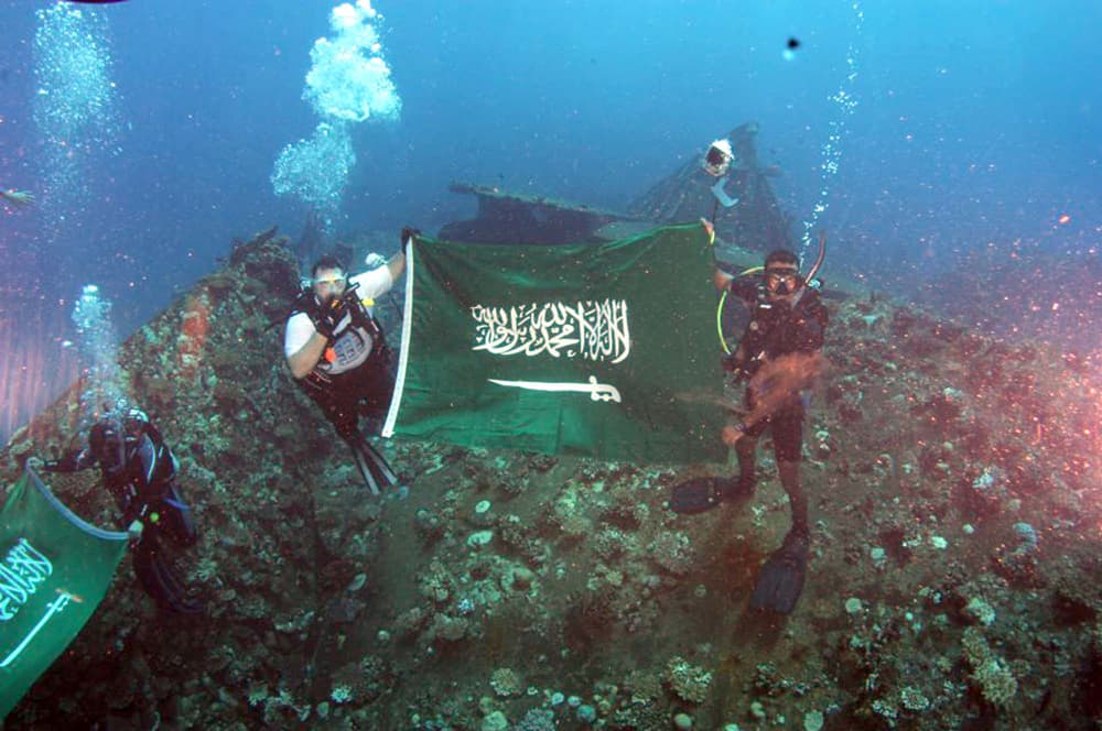 أكثر من 60 غواصا يحتفلون باليوم الوطني في أعماق البحر الأحمر