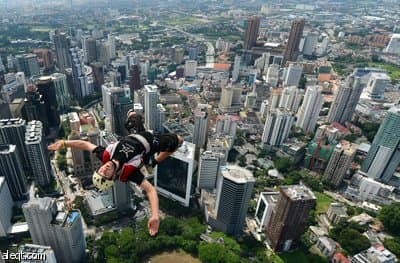 قصة مصورة : القفز من أعلى برج في ماليزيا
