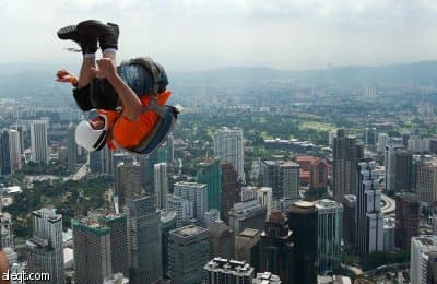 قصة مصورة : القفز من أعلى برج في ماليزيا