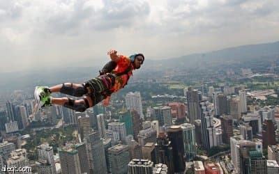 قصة مصورة : القفز من أعلى برج في ماليزيا