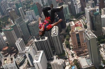 قصة مصورة : القفز من أعلى برج في ماليزيا