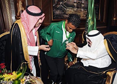 الملك يقلد النخلي وسام الملك عبدالعزيز من الطبقة الأولى