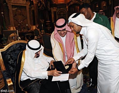 الملك يقلد النخلي وسام الملك عبدالعزيز من الطبقة الأولى